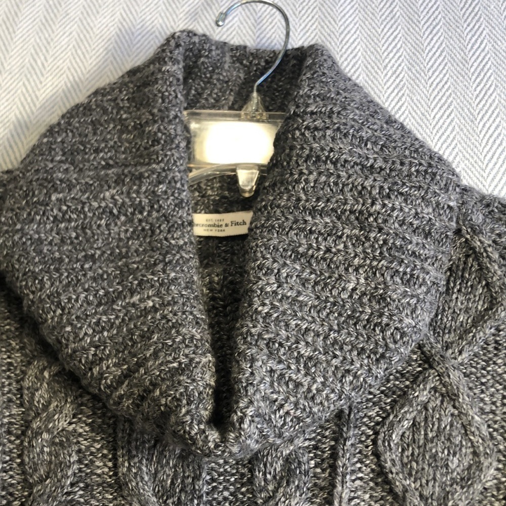 Abercrombie & Fitch Gray Cable Knit Sweater Medium Pit to Pit 17 1/2” Preworn - Picture 11 of 16